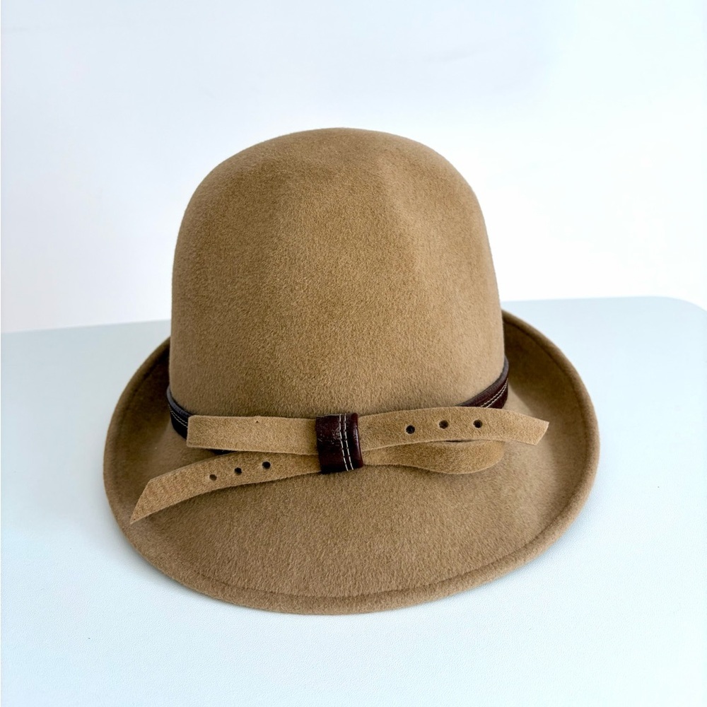Vintage 1970s Felt Cloche Hat – Camel Tan Wool – Leather Strap Detail - Picture 3 of 5